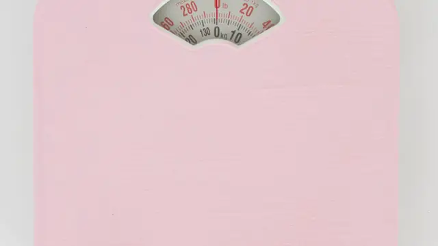 흰 배경 위에서 내려다본 체중계